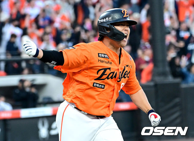 [OSEN=대전, 최규한 기자] 28일 대전 한화생명볼파크에서 ‘2026 신한 SOL KBO리그’ 개막전 한화 이글스와 키움 히어로즈의 맞대결이 열렸다.이날 경기는 연장 11회말 2사 2루에서 강백호가 끝내기 적시타를 뽑아애며 한화가 극적인 승리를 거뒀다. 연장 11회말 2사 2루 상황 한화 강백호가 끝내기 안타를 날린 뒤 더그아웃을 보며 포효하고 있다. 2025.03.28 / dreamer@osen.co.kr