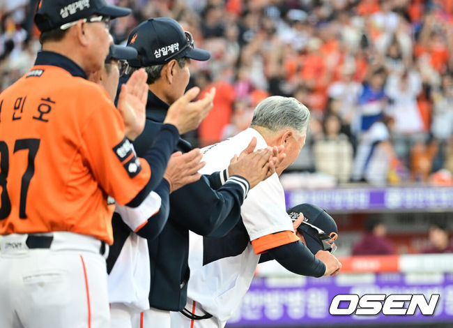 [OSEN=대전, 최규한 기자] 28일 대전 한화생명볼파크에서 ‘2026 신한 SOL KBO리그’ 개막전 한화 이글스와 키움 히어로즈의 맞대결이 열렸다.이날 경기는 연장 11회말 2사 2루에서 강백호가 끝내기 적시타를 뽑아애며 한화가 10-9 극적인 승리를 거뒀다. 경기를 마치고 한화 김경문 감독이 선수들을 맞이하며 모자를 벗어 인사를 전하고 있다. 2025.03.28 / dreamer@osen.co.kr