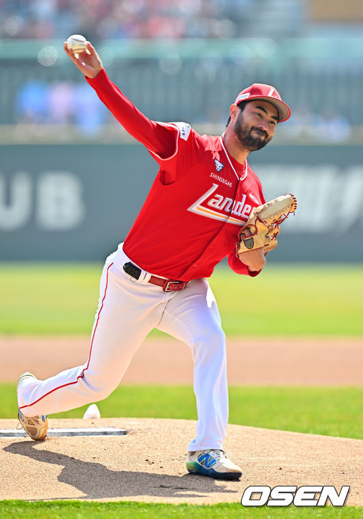 [OSEN=인천, 민경훈 기자] 28일 인천 SSG랜더스필드에서 ‘2026 신한 SOL KBO리그’ SSG 랜더스와 KIA 타이거즈의 개막전이 열렸다.이날 경기에서 SSG은 화이트를, KIA는 네일을 선발로 내세웠다.SSG 선발 화이트가 마운드 위에서 힘차게 공을 뿌리고 있다. 2026.03.28/ rumi@osen.co.kr