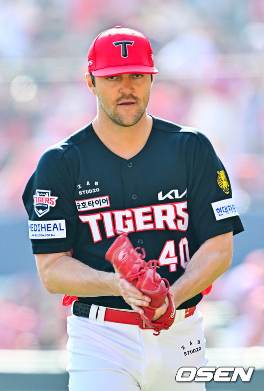 [OSEN=인천, 민경훈 기자] 28일 인천 SSG랜더스필드에서 ‘2026 신한 SOL KBO리그’ SSG 랜더스와 KIA 타이거즈의 개막전이 열렸다.이날 경기에서 SSG은 화이트를, KIA는 네일을 선발로 내세웠다.6회말을 마친 KIA 선발 네일이 글러브를 치며 기뻐하고 있다. 2026.03.28/ rumi@osen.co.kr