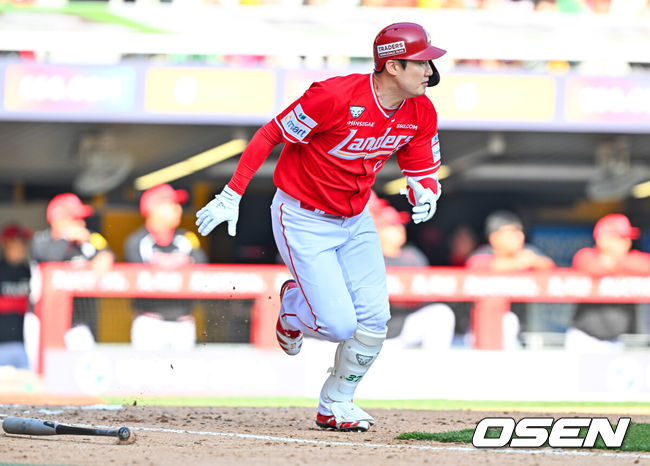 [OSEN=인천, 민경훈 기자] 28일 인천 SSG랜더스필드에서 ‘2026 신한 SOL KBO리그’ SSG 랜더스와 KIA 타이거즈의 개막전이 열렸다.이날 경기에서 SSG은 화이트를, KIA는 네일을 선발로 내세웠다.7회말 2사 주자 2루 SSG 오태곤이 좌익수 오른쪽 1타점 적시타를 때리고 있다. 2026.03.28/ rumi@osen.co.kr