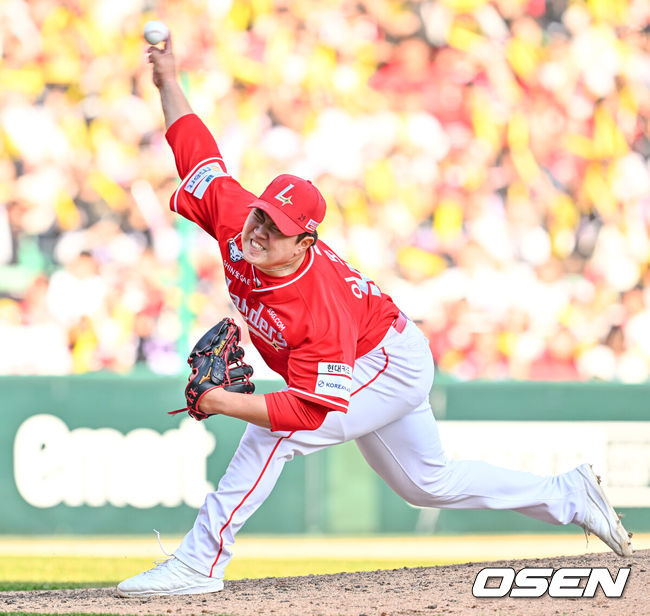 [OSEN=인천, 민경훈 기자] 28일 인천 SSG랜더스필드에서 ‘2026 신한 SOL KBO리그’ SSG 랜더스와 KIA 타이거즈의 개막전이 열렸다.이날 경기에서 SSG은 화이트를, KIA는 네일을 선발로 내세웠다.8회초 마운드에 오른 SSG 이로운이 힘차게 공을 뿌리고 있다. 2026.03.28/ rumi@osen.co.kr