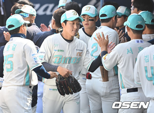 [OSEN=창원, 이석우 기자] 28일 창원NC파크에서 2026 신한 SOL KBO 리그 NC 다이노스와 두산 베어스의 경기가 열렸다. 홈팀 NC는 구창모가, 방문팀 두산은 플렉센이 선발 출전했다. NC 다이노스 선발투수 구창모가 1회초를 무실점으로 막고 하이파이브를 하고 있다. 2026.03.28 / foto0307@osen.co.kr