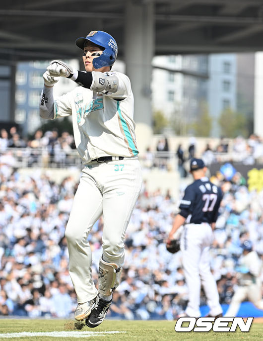 [OSEN=창원, 이석우 기자] 28일 창원NC파크에서 2026 신한 SOL KBO 리그 NC 다이노스와 두산 베어스의 경기가 열렸다. 홈팀 NC는 구창모가, 방문팀 두산은 플렉센이 선발 출전했다. NC 다이노스 박건우가 3회말 1사 1,2루 좌월 3점 홈런을 치고 세리머니를 하고 있다. 2026.03.28 / foto0307@osen.co.kr