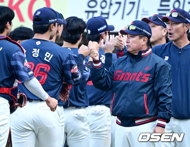 [OSEN=대구, 조은정 기자]시범경기 1위를 차지한 프로야구 롯데 자이언츠가 정규 시즌 개막전을 승리로 장식하며 기분좋게 출발했다.롯데는 28일 대구삼성라이온즈파크에서 열린 삼성 라이온즈와의 원정 경기에서 6-3으로 이겼다.롯데 김태형 감독이 박정민과 승리를 기뻐하고 있다.  2026.03.28 /cej@osen.co.kr