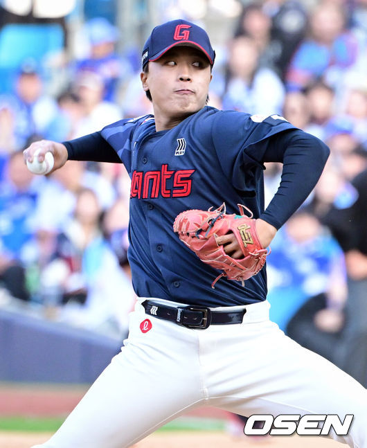 [OSEN=대구, 조은정 기자]시범경기 1위를 차지한 프로야구 롯데 자이언츠가 정규 시즌 개막전을 승리로 장식하며 기분좋게 출발했다.롯데는 28일 대구삼성라이온즈파크에서 열린 삼성 라이온즈와의 원정 경기에서 6-3으로 이겼다.9회말 2사 만루에서 롯데 박정민이 역투하고 있다. 2026.03.28 /cej@osen.co.kr