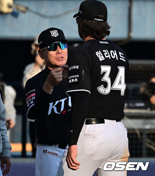 [OSEN=잠실, 지형준 기자] 프로야구 KT 위즈가 우승팀LG 트윈스를 꺾고 개막전 승리를 거뒀다.KT는28일 서울 잠실구장에서 열린 2026 KBO리그 개막전 LG와 경기에서 장단 18안타를 폭발시키며 11-7로 승리했다.KT는 역대 6번째 개막전 선발 전원 안타 진기록을 세웠다.KT 신인 이강민은 3안타를 때려, 고졸 신인 개막전 최다 안타 타이 기록을 세웠다.김현수는개막전 통산 최다 안타 타이(20개)에 성공했다.KT 선발 맷 사우어는 5이닝 동안 5피안타(1피홈런)5볼넷 1탈삼진 3실점으로 첫 승을 기록했다.경기를 마치고 KT 이강철 감독이 힐리어드와 승리 하이파이브를 하고 있다. 2026.03.28/ jpnews@osen.co.kr