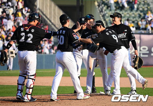 [OSEN=잠실, 지형준 기자] 프로야구 KT 위즈가 우승팀LG 트윈스를 꺾고 개막전 승리를 거뒀다.KT는28일 서울 잠실구장에서 열린 2026 KBO리그 개막전 LG와 경기에서 장단 18안타를 폭발시키며 11-7로 승리했다.KT는 역대 6번째 개막전 선발 전원 안타 진기록을 세웠다.KT 신인 이강민은 3안타를 때려, 고졸 신인 개막전 최다 안타 타이 기록을 세웠다.김현수는개막전 통산 최다 안타 타이(20개)에 성공했다.KT 선발 맷 사우어는 5이닝 동안 5피안타(1피홈런)5볼넷 1탈삼진 3실점으로 첫 승을 기록했다.경기를 마치고 KT 선수들이 승리 하이파이브를 하고 있다. 2026.03.28/ jpnews@osen.co.kr