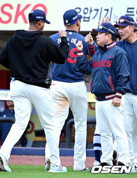 [OSEN=대구, 조은정 기자]시범경기 1위를 차지한 프로야구 롯데 자이언츠가 정규 시즌 개막전을 승리로 장식하며 기분좋게 출발했다.롯데는 28일 대구삼성라이온즈파크에서 열린 삼성 라이온즈와의 원정 경기에서 6-3으로 이겼다.롯데 김태형 감독이 로드리게스와 승리를 기뻐하고 있다.  2026.03.28 /cej@osen.co.kr
