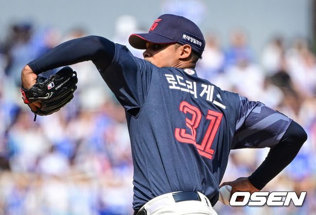[OSEN=대구, 조은정 기자] 28일 대구삼성라이온즈파크에서 ‘2026 신한 SOL KBO 리그’ 삼성 라이온즈와 롯데 자이언츠의 개막전이 열렸다.개막전 선발 투수로 삼성은 후라도를 롯데는 로드리게스를 내세웠다.1회말 롯데 로드리게스가 역투하고 있다. 2026.03.28 /cej@osen.co.kr
