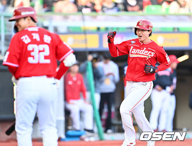 [OSEN=인천, 민경훈 기자] 28일 인천 SSG랜더스필드에서 ‘2026 신한 SOL KBO리그’ SSG 랜더스와 KIA 타이거즈의 개막전이 열렸다.이 경기에서 SSG은 KIA에 7-6로 승리했다. 개막전부터 짜릿한 끝내기 승리를 거뒀다.9회말 1사 주자 만루 SSG 김재환 타석에서 끝내기 폭투로 박성한이 홈을 밟고 있다. 2026.03.28/ rumi@osen.co.kr