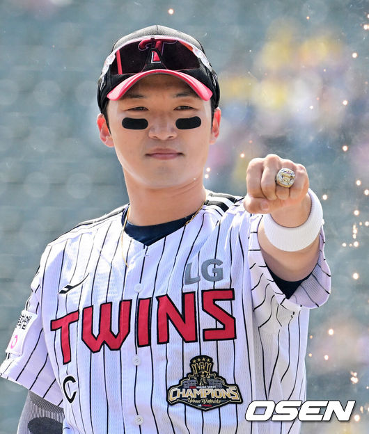 [OSEN=잠실, 지형준 기자] 28일 서울 잠실야구장에서 2026 신한 SOL KBO리그 개막전 LG 트윈스와 KT 위즈의 경기가 열렸다. 이날 LG는 요니 치리노스, KT는 맷 사우어를 선발로 내세웠다.LG 박해민이 김인석 대표이사에게 통합우승 반지를 전달받고 있다. 2026.03.28/ jpnews@osen.co.kr