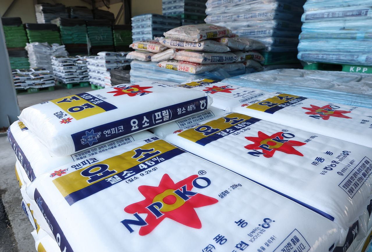 미국과 이란의 전쟁으로 요소와 인산 등의 수급이 어려워지며 화학 비료 가격이 급등하고 있다.   사진은 10일 고양 한 농자재 센터에 요소 비료가 쌓여 있다. 연합뉴스