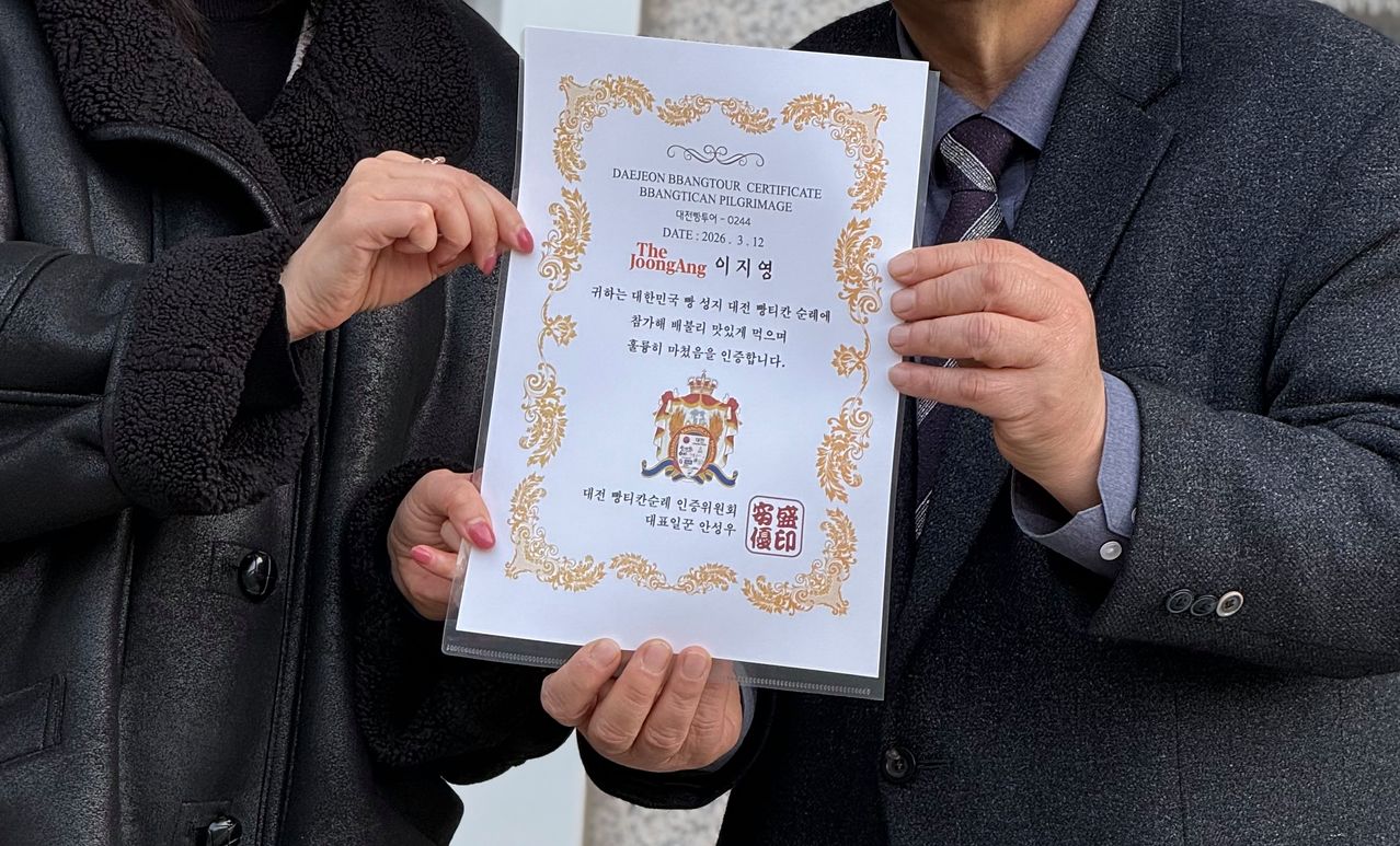 안씨는 투어가 끝나면 가톨릭의 성지인 바티칸에서 착안한 빵의 성지 대전 ‘빵티칸 순례 수료증’을 직접 전해 준다. 이지영 기자