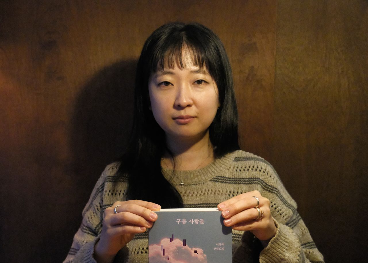 이유리는 좋아하는 작가로 엘리자베스 스트라우트, 커트 보니것, 황정은, 배수아 등을 꼽았다. 그는 "조금씩 환상성이 들어가 있는 작품을 좋아한다"고 했다. 최혜리 기자