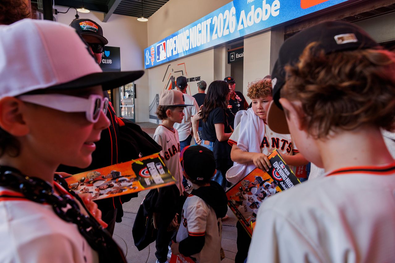샌프란시스코 자이언츠와 뉴욕 양키스의 MLB 개막전이 열린 26일(한국시간) 관중이 경기가 열린 미국 샌프란시스코 오라클파크에 들어서고 있다. AP=연합뉴스