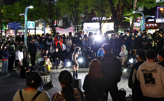  서울 홍대 앞에서 한 가수가 거리공연을 펼치고 있다. 홍대에서의 소규모 공연은 우리나라 공연계의 자양분이라는 평가가 많다. [중앙 포토]