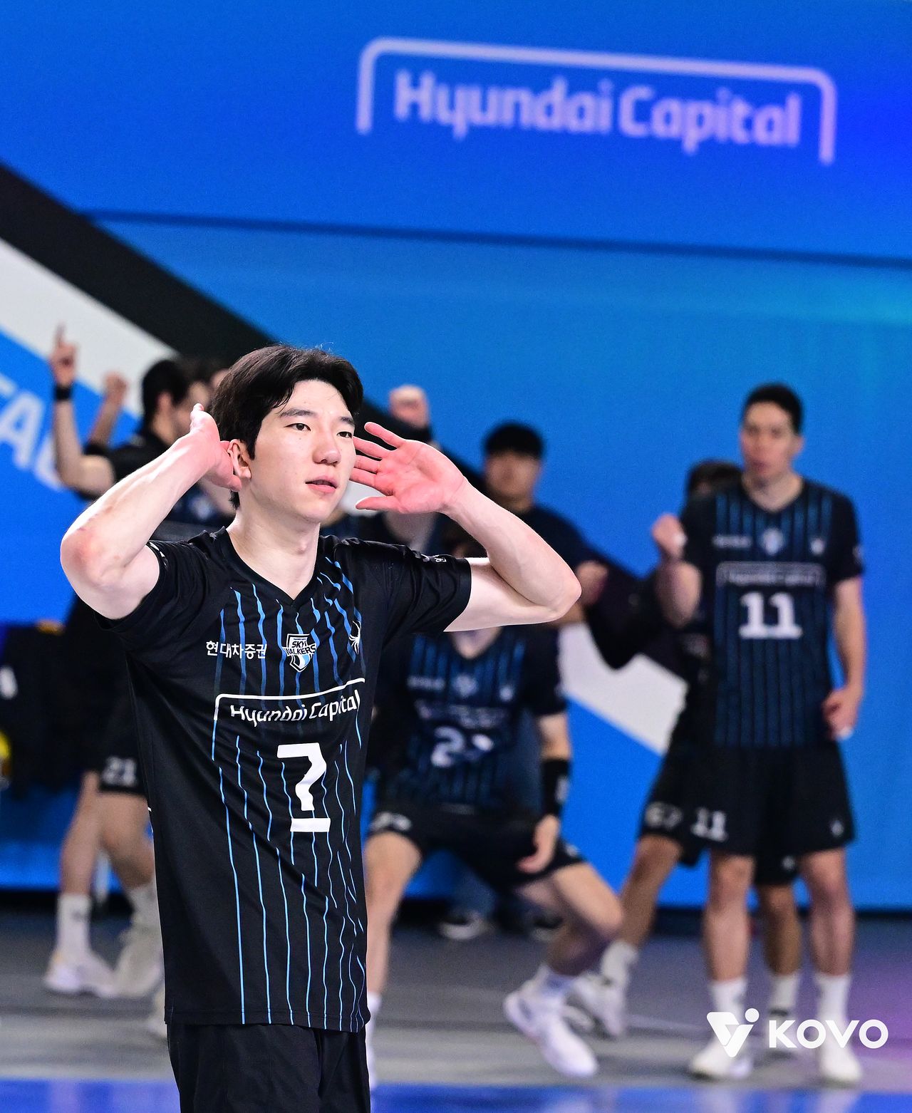 27일 천안 유관순체육관에서 열린 PO 1차전에서 득점을 올린 뒤 홈 팬들의 호응을 유도하는 현대캐피탈 허수봉. 사진 한국배구연맹
