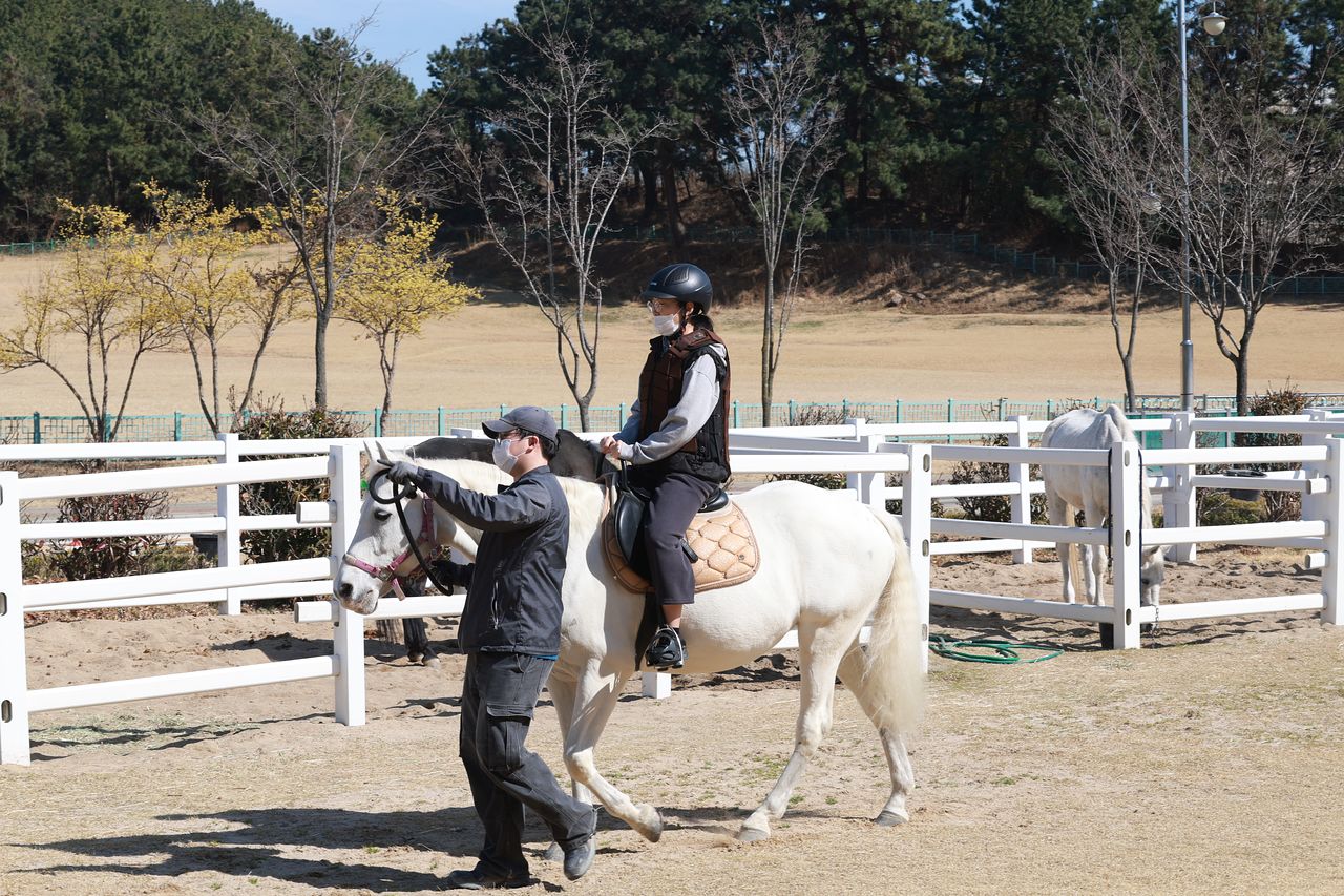 조현병을 앓고 있는 환우가 지난 20일 렛츠런파크 부산경남 경마장을 찾아 홀스테라피의 일환으로 승마 체험을 하고 있다. 사진 한국마사회 