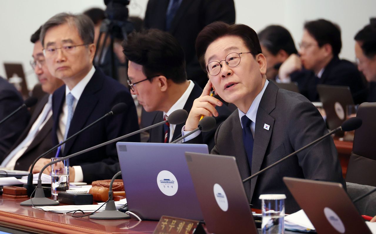 이재명 대통령이 24일 오전 청와대에서 열린 11회 국무회의를 주재하고 있다. 전민규 기자