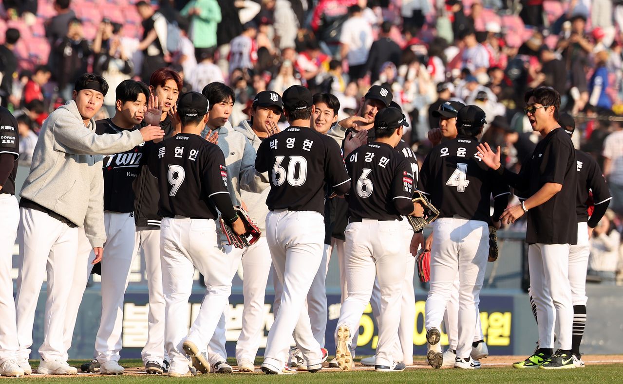승리 기쁨을 나누는 KT 선수들. 뉴스1