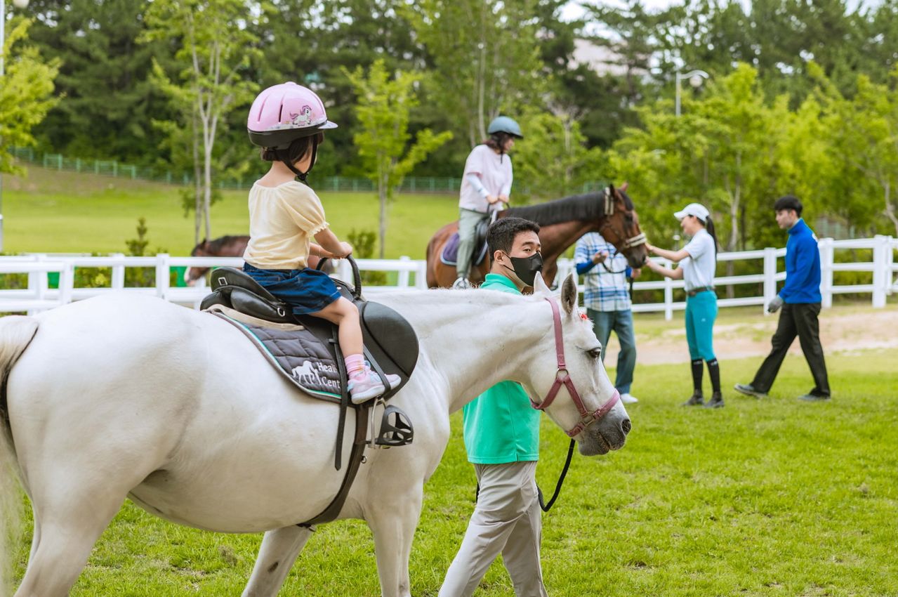 렛츠런파크 부산경남은 2022년 국내 최초로 홀스테라피를 운영하며 자폐아에게 말과 함께 하는 경험을 제공하고 있다. 사진 한국마사회