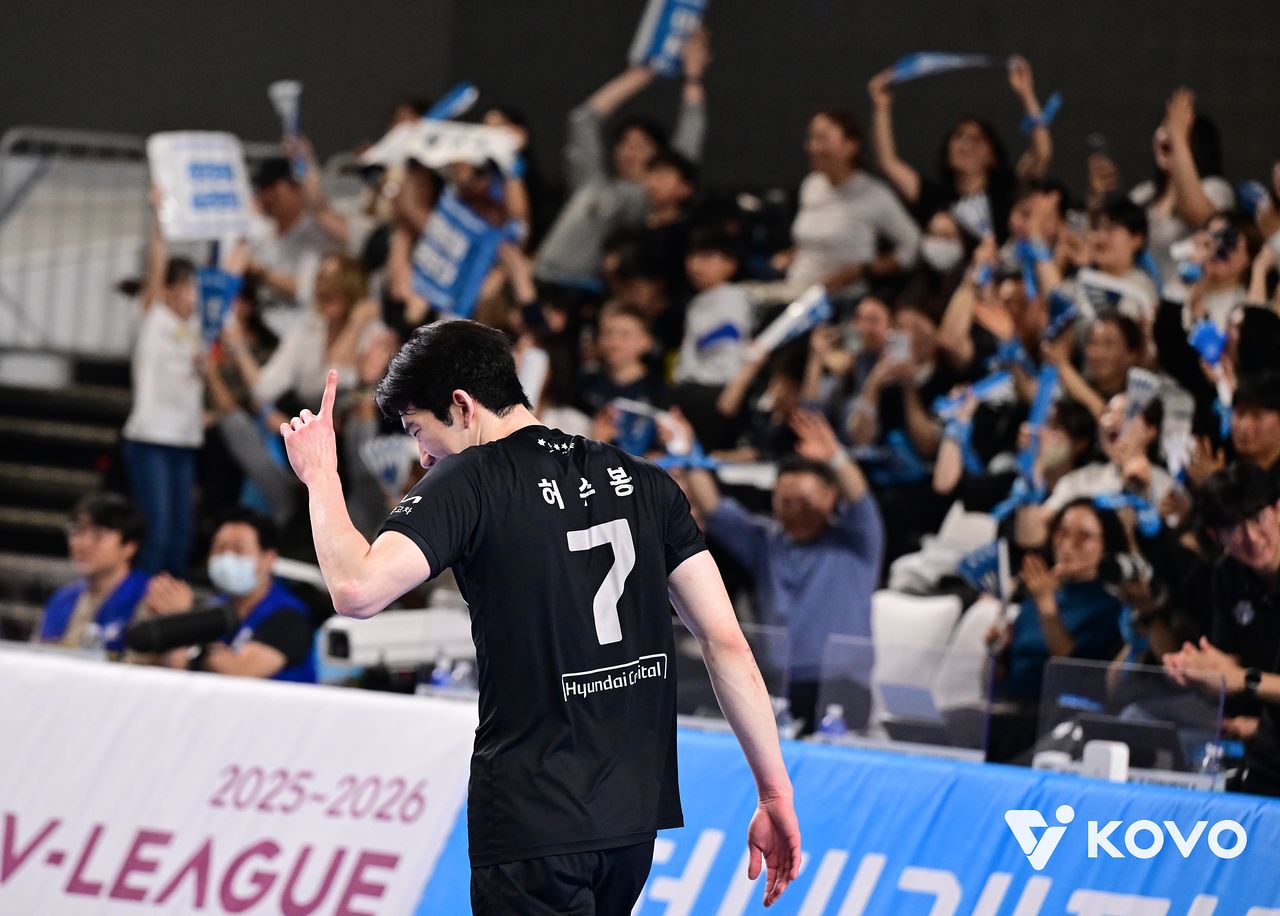 27일 천안 유관순체육관에서 열린 PO 1차전에서 득점을 올린 뒤 홈 팬들의 호응을 유도하는 현대캐피탈 허수봉. 사진 한국배구연맹