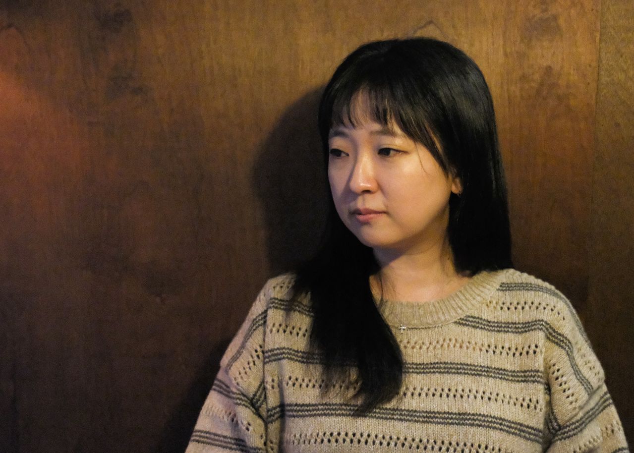 첫 장편소설 『구름 사람들』을 낸 이유리 소설가. 그는 이런 질문을 곱씹으며 소설을 썼다. "사람이 돈이 없으면 구름에 사는 것도 괜찮을까, 돈이 없는 사람은 무엇까지 감수해야 하는 걸까?" 최혜리 기자