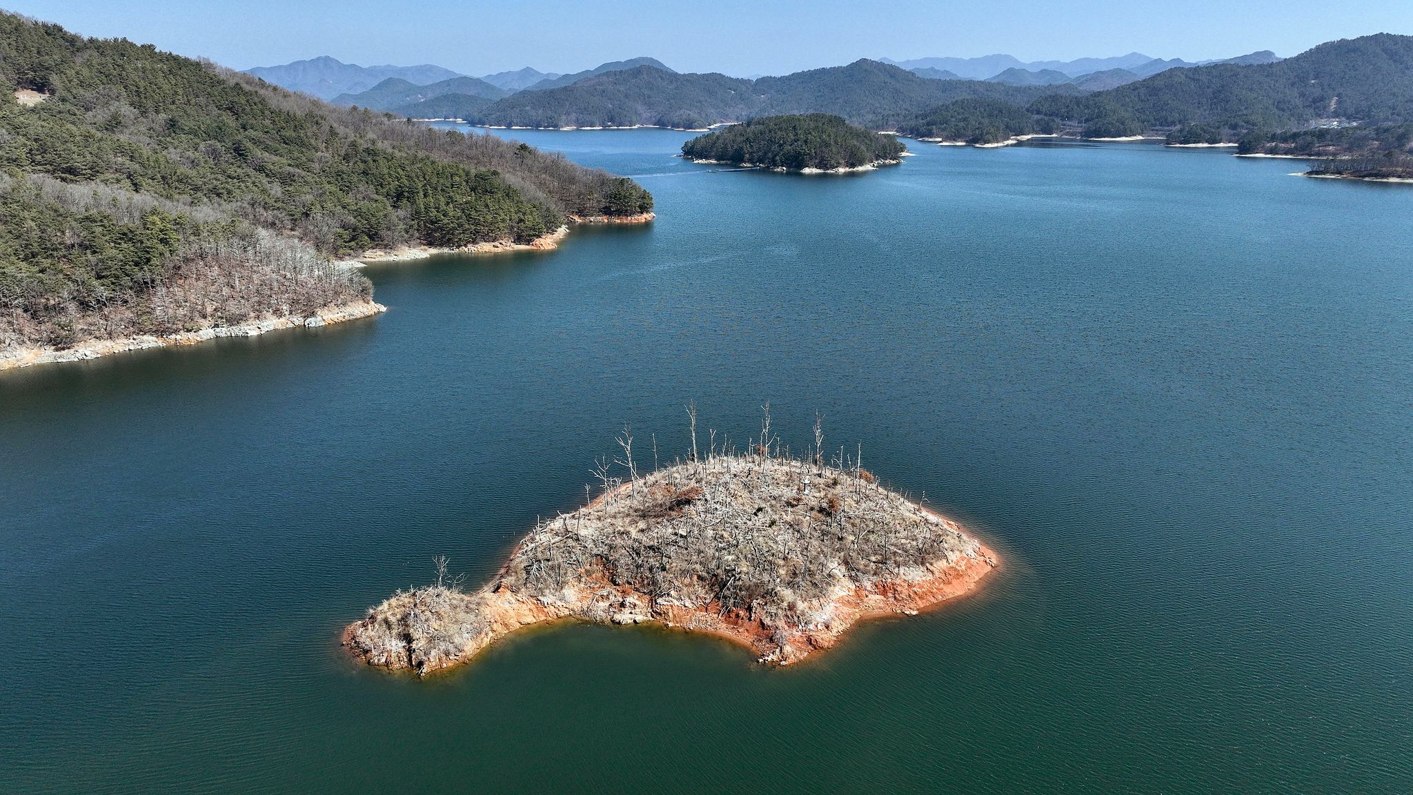고래섬의 모습이 황량하다. 