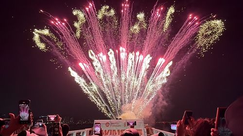 27일 저녁 한강 크루즈에서 스포티파이가 주최한 전세계 아미(방탄소년단 팬클럽)들을 위한 행사 '스윔사이드'가 진행됐다. 연합뉴스