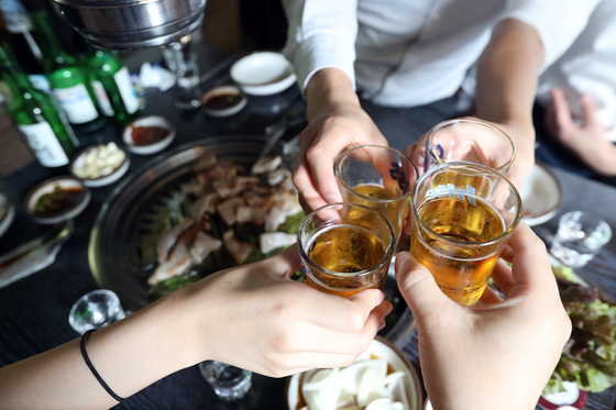 창천동 한 고깃집에서 인근에서 근무하는 직장인들이 고기와 함께 술을 마시고 있다. 우상조 기자