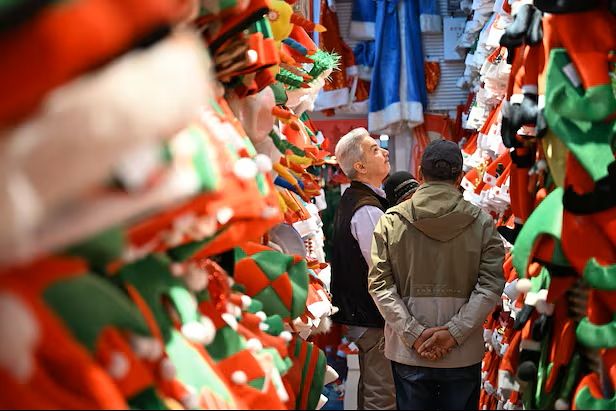 지난해 12월 이우의 국제상무성에서 수입상들이 성탄절 상품을 보고 있다. [신화=연합뉴스]