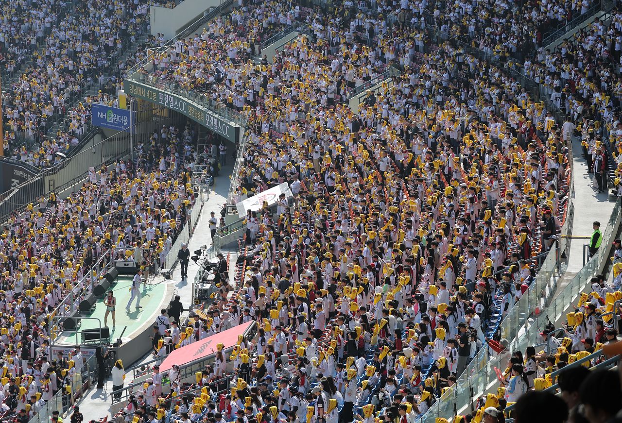 만원 관중이 들어찬 28일 서울 잠실구장. 연합뉴스