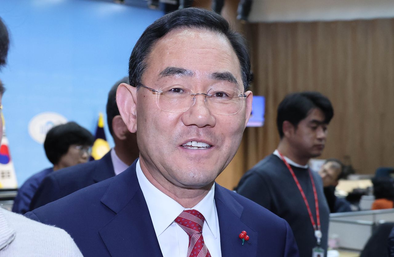 주호영 국민의힘 의원이 26일 국회 소통관에서 당 공천관리위원회의 대구시장 경선 공천 배제(컷오프)와 관련해 기자회견을 한 뒤 이동하고 있다. 임현동 기자