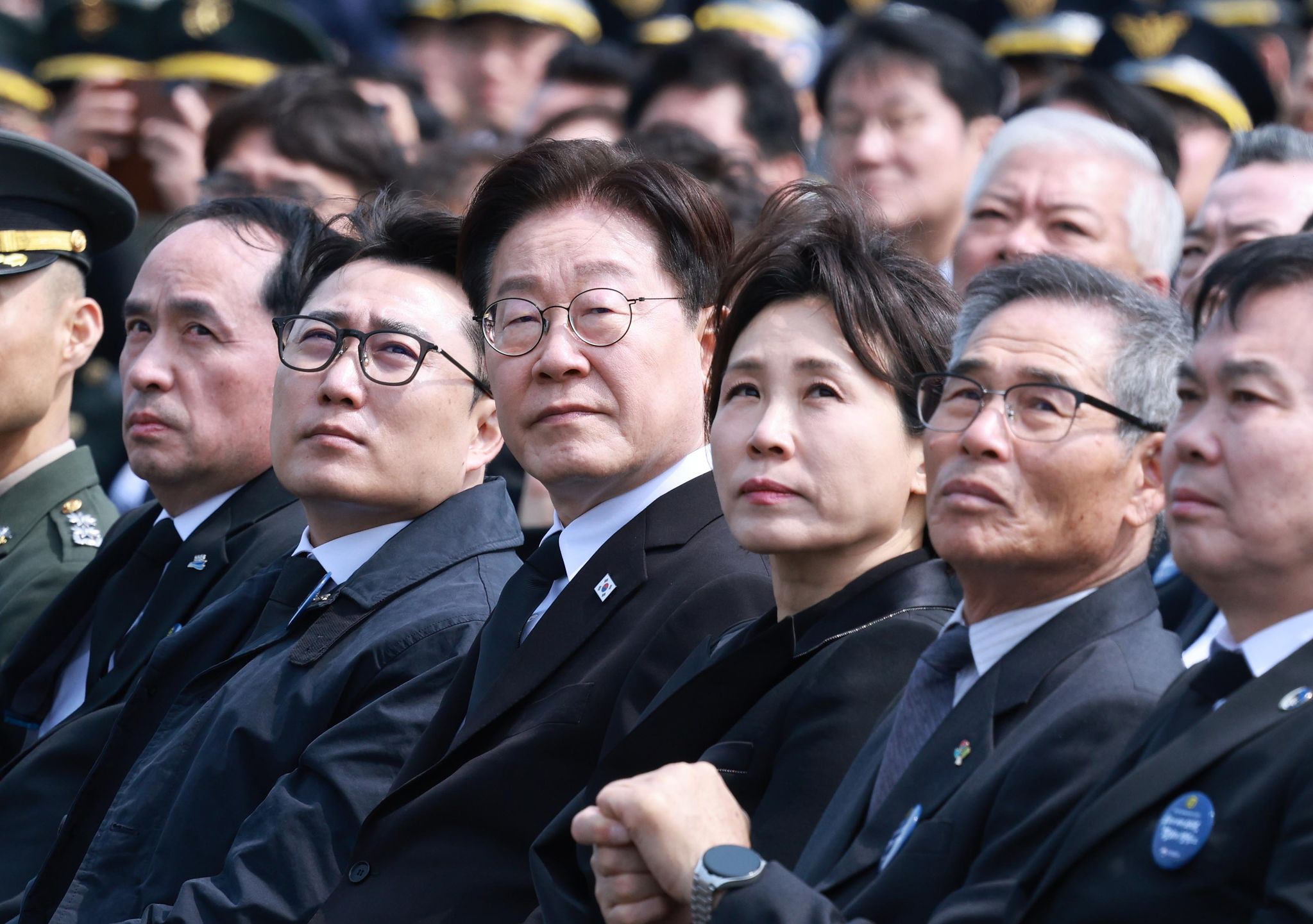 이재명 대통령과 김혜경 여사가 27일 국립대전현충원에서 열린 제11회 서해수호의 날 기념식에서 블랙이글스 비행을 보고 있다. 뉴시스