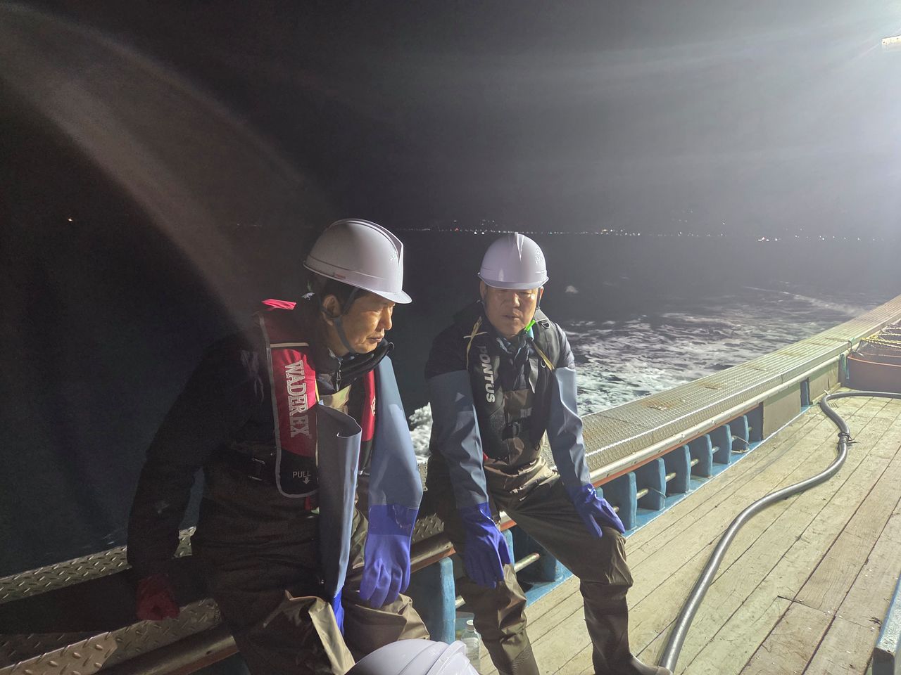 정청래 더불어민주당 대표가 28일 경북 영덕 강구항에서 출발한 고기잡이 어선에서 김성식 강구수협조합장으로부터 어민들의 애로사항을 청취하고 있다. [국회기자단 공동취재]