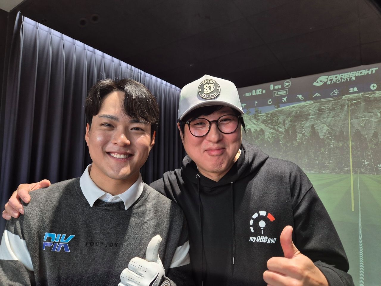 지난 해 KPGA 거리 1위 여성진(왼쪽)과 나승욱 코치. 성호준 기자