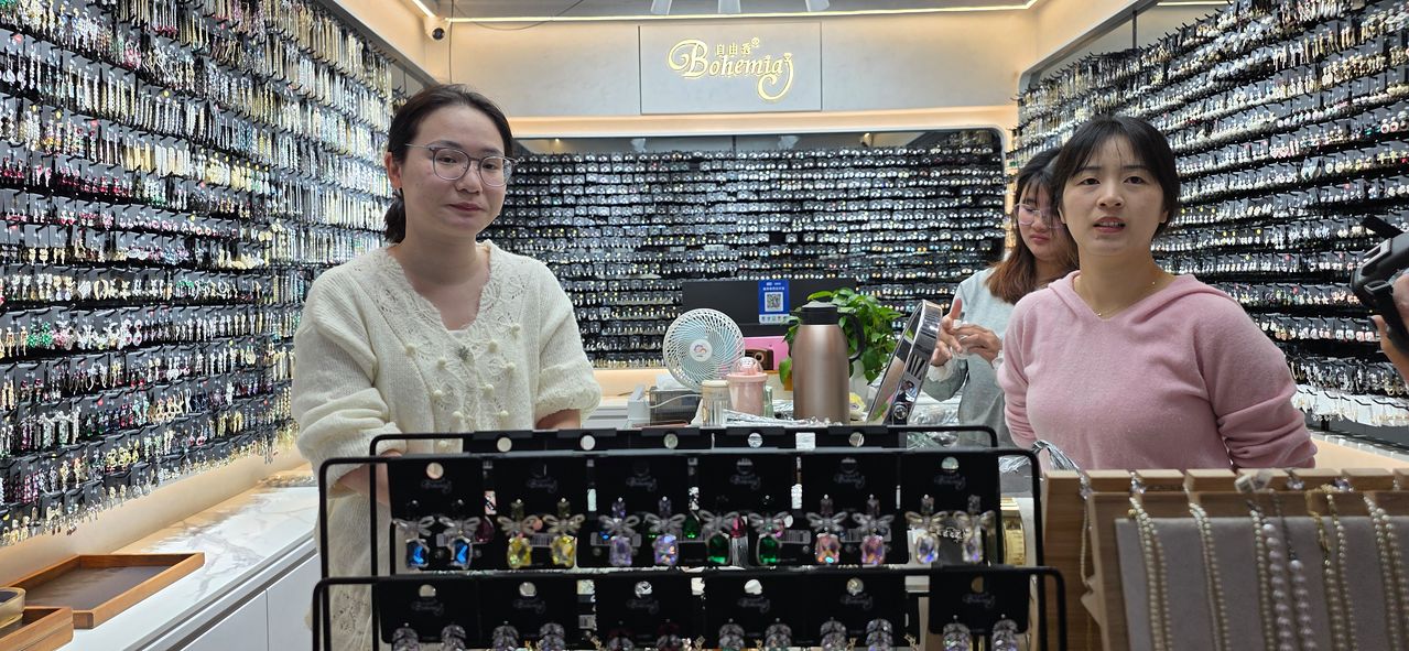 이우 국제상무성 1기에 자리 잡은 보석 장식품 매장. 국제상무성에는 현재 약 2만여 종류의 소상품이 바이어들을 기다리고 있다. 한우덕 기자