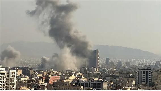 지난달 28일 테헤란의 이란 전쟁 지휘부 3곳에 대한 미국의 정밀 폭격 장면. [중앙포토]