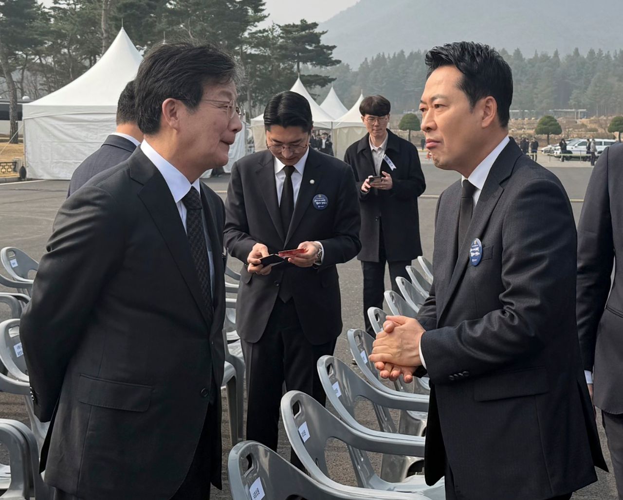 장동혁 국민의힘 대표가 27일 대전 현충원에서 열린 서해수호의 날 기념식장에서 유승민 전 의원을 만나 대화하고 있다. 연합뉴스 