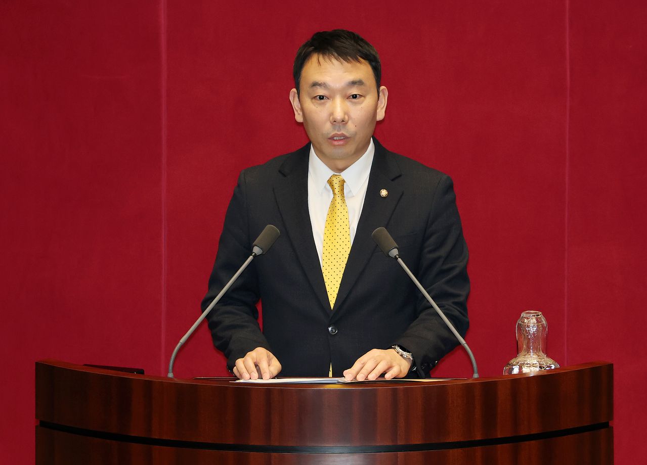 19일 국회에서 열린 3월 임시국회 2차 본회의에서 법제사법위원회 여당 간사인 김용민 민주당 의원이 공소청법안에 대한 제안 설명을 하고 있다. 연합뉴스 