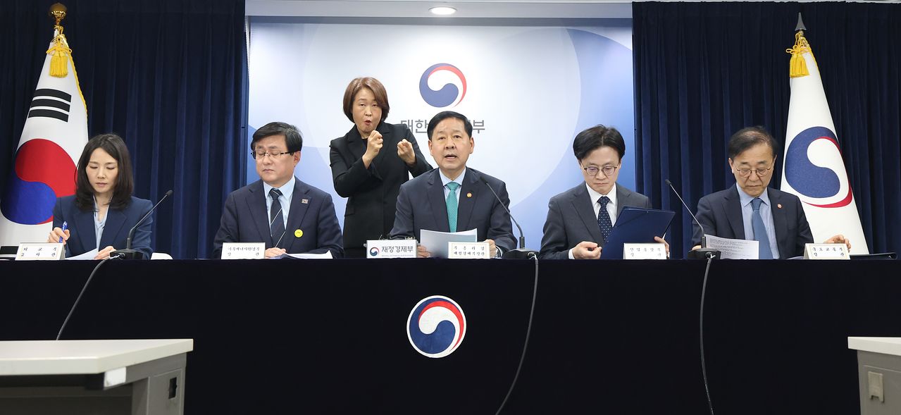 구윤철 부총리 겸 재정경제부 장관이 26일 서울 종로구 정부서울청사에서 중동 전쟁에 따른 비상경제 대응방안을 발표하고 있다. 왼쪽부터 김진아 외교부 2차관, 김성환 기후에너지환경부 장관, 구 부총리, 김정관 산업통상부 장관, 김윤덕 국토교통부 장관. 뉴스1