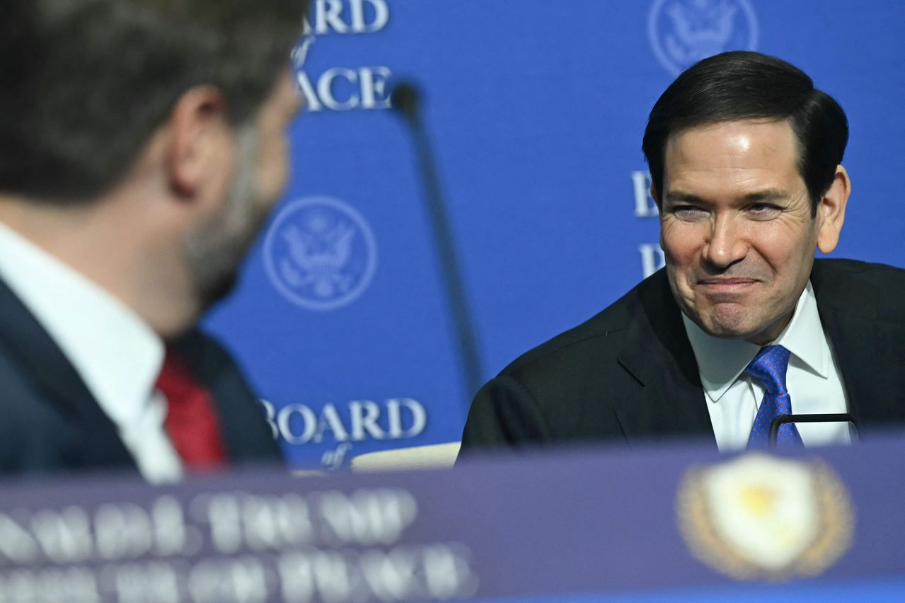 지난달 19일(현지시간) 마코 루비오 미 국무장관이 미국평화연구소에서 열린 평화위원회 출범 회의에 참석해 JD밴스 부통령과 대화를 나누고 있다. AFP=연합뉴스