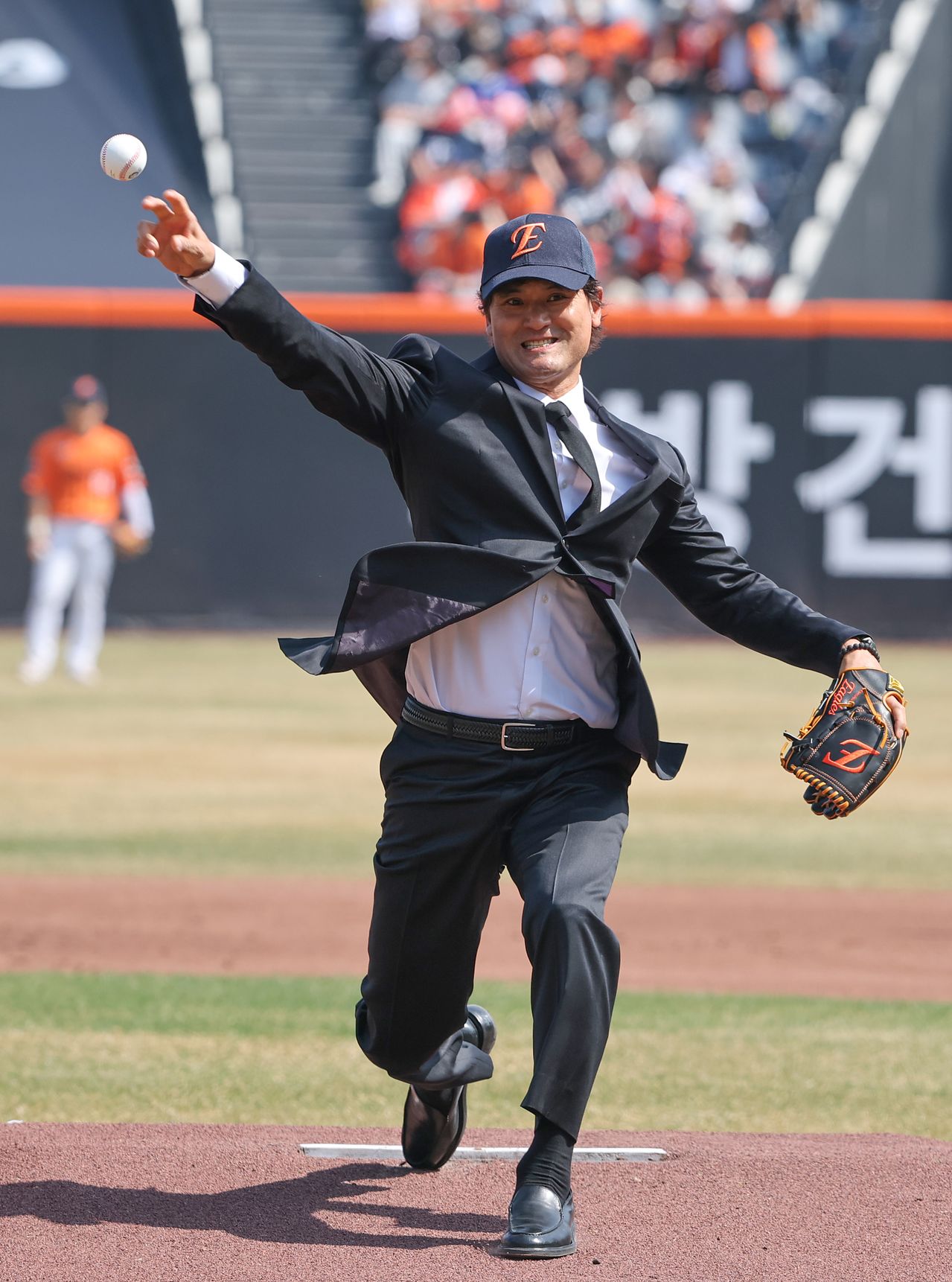 28일 대전 한화생명볼파크에서 열린 2026 신한 SOL뱅크 KBO 리그 키움 히어로즈와 한화 이글스 정규시즌 개막전에서 검은 양복 차림의 박찬호가 시구를 하고 있다. 뉴스1