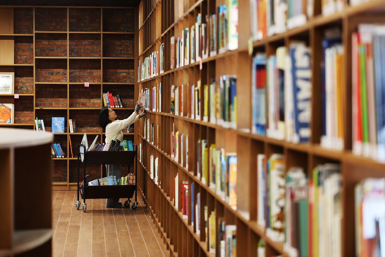 충북도청 본관을 리모델링한 '그림책 정원 1937'에는 아동 도서와 전시실 등이 조성돼 있다. 사진 충북도