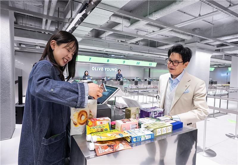 지난 26일 이재현 CJ그룹 회장이 서울 명동에 있는 올리브영 센트럴 명동타운점에서 고른 제품을 계산하는 모습. 사진 CJ