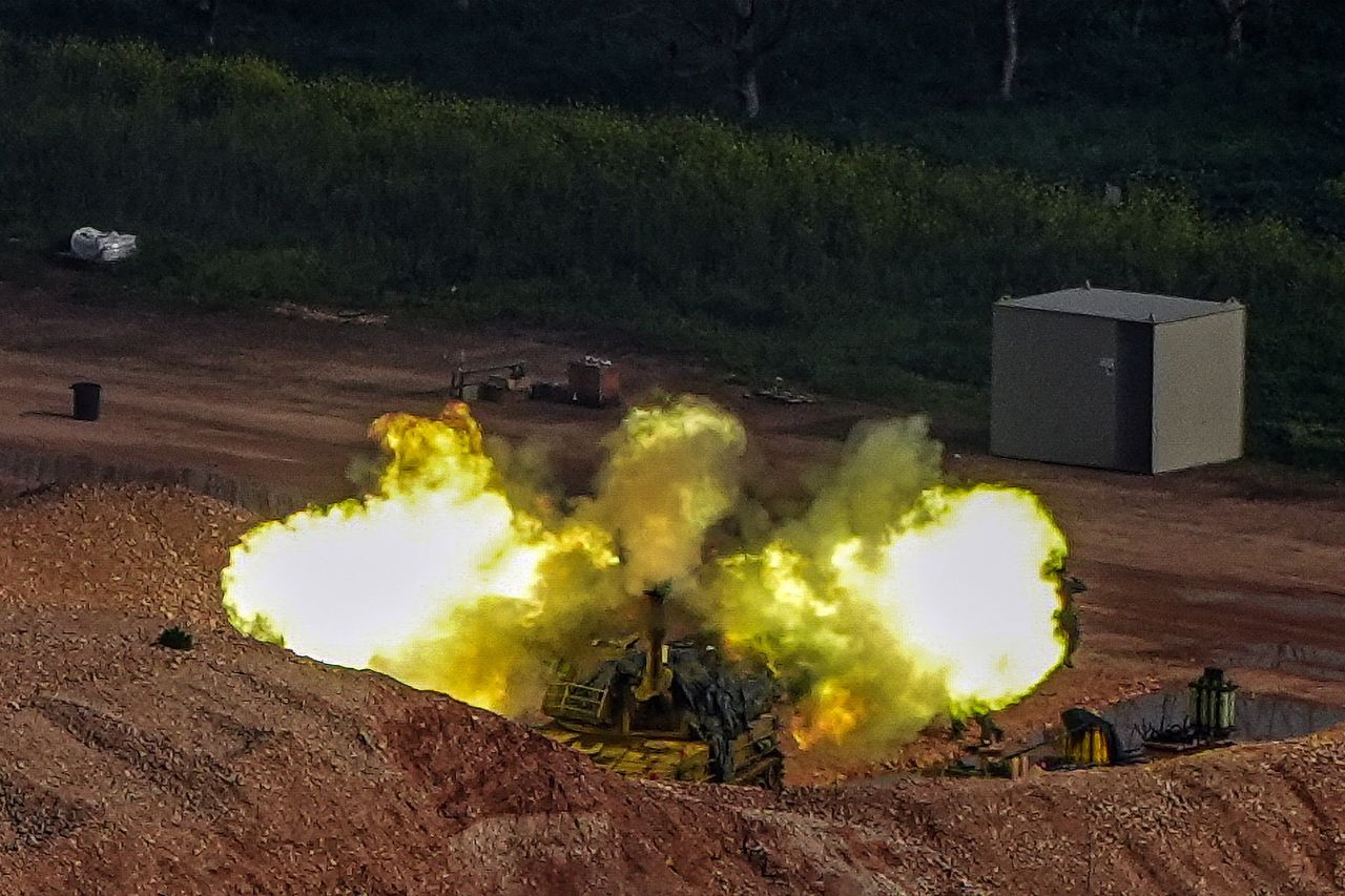 현지시간 28일 이스라엘 북부에서 미국과 이스라엘이 이란과의 갈등을 지속하는 가운데, 이스라엘과 헤즈볼라 간의 적대 행위가 격화되는 상황에서 이스라엘 포병 부대가 레바논을 향해 포격을 가하고 있다. 로이터=연합뉴스