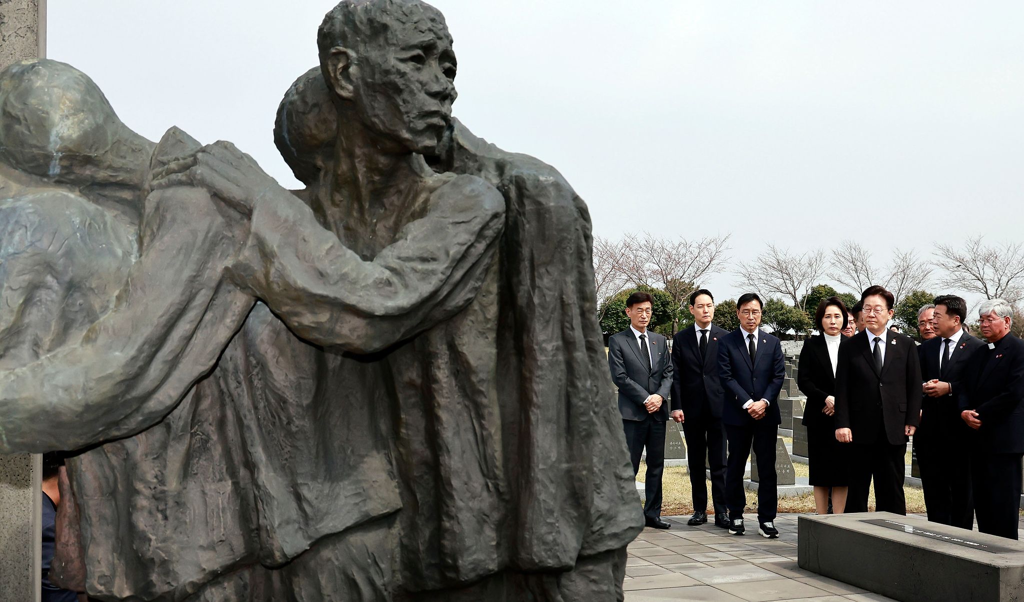 이재명 대통령과 김혜경 여사가 29일 제주 4·3평화공원 행방불명인 묘역을 살펴보고 있다. 청와대사진기자단
