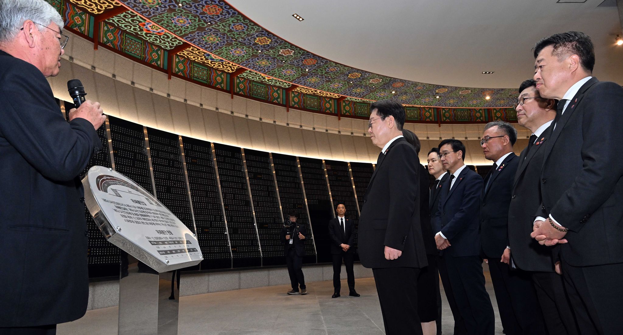 29일 제주 4·3 평화공원을 방문한 이재명 대통령과 김혜경 여사가 위패봉안실을 둘러보고 있다. 청와대사진기자단
