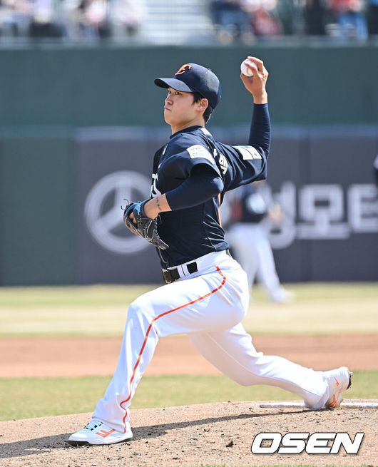 [OSEN=부산, 이석우 기자] 21일 부산 사직야구장에서 2026 신한 SOL KBO 리그 롯데 자이언츠와 한화 이글스의 시범경기가 열렸다. 홈팀 롯데는 로드리게스가, 방문팀 한화는 엄상백이 선발 출전했다.한화 이글스 선발 투수 엄상백이 역투하고 있다. 2026.03.21 / foto0307@osen.co.kr